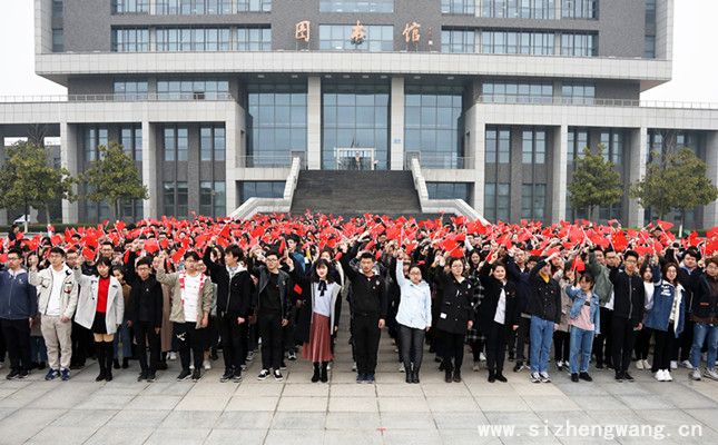 药大师生挥舞着手中的国旗献礼祖国母亲70华诞